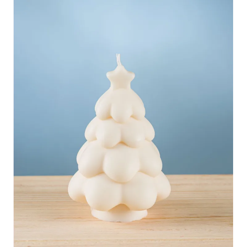 Bougie de Noël artisanale en forme de sapin crème, avec des courbes arrondies et étoile au sommet – en cire végétale de colza.