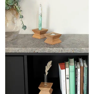 Joseph sur une étagère, utilisé en vase et en bougeoir pour bougies fines.