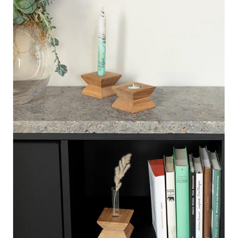 Joseph sur une étagère, utilisé en vase et en bougeoir pour bougies fines.