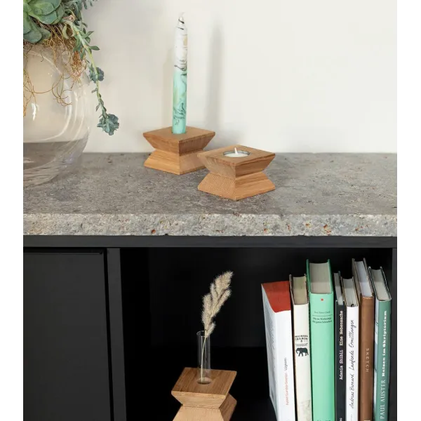 Joseph sur une étagère, utilisé en vase et en bougeoir pour bougies fines.