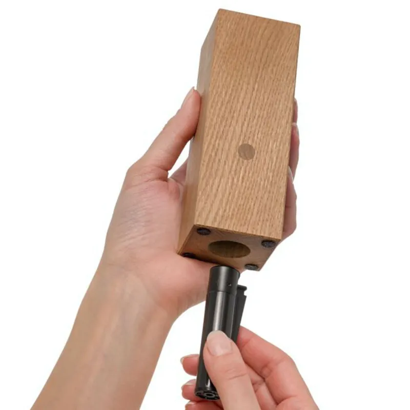 Bougeoir en chêne avec le briquet en main pour utilisation.