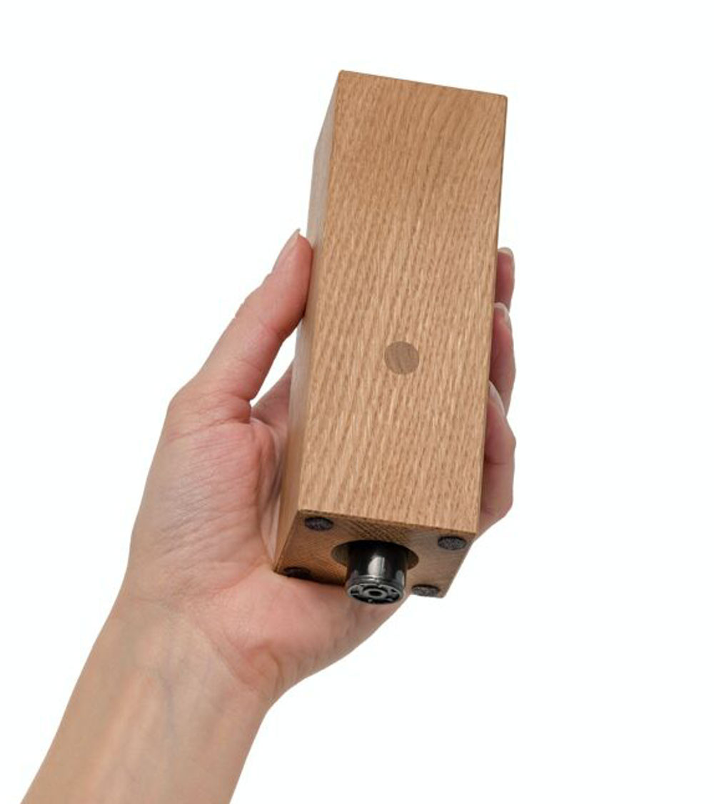 Bougeoir cylindrique avec briquet inséré.