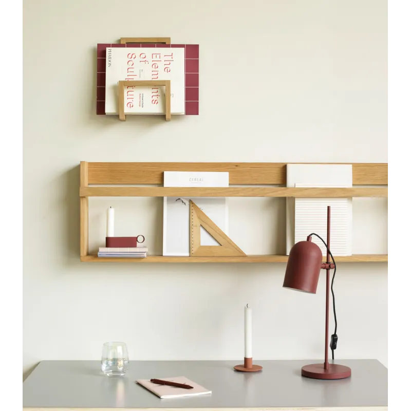 Bougeoir sur étagère avec livres et lampe - Intégré dans une ambiance moderne avec des accessoires déco