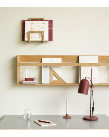 Bougeoir sur étagère avec livres et lampe - Intégré dans une ambiance moderne avec des accessoires déco