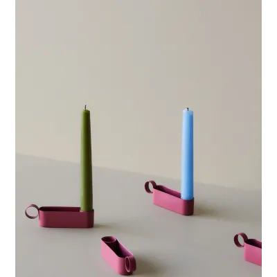 Bougeoirs en plusieurs coloris avec bougies - Variation de couleurs et dimensions pratiques pour s’adapter à différents styles.