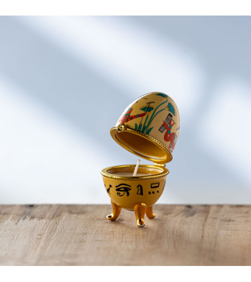 Œuf égyptien ouvert, révélant la bougie parfumée à l'intérieur