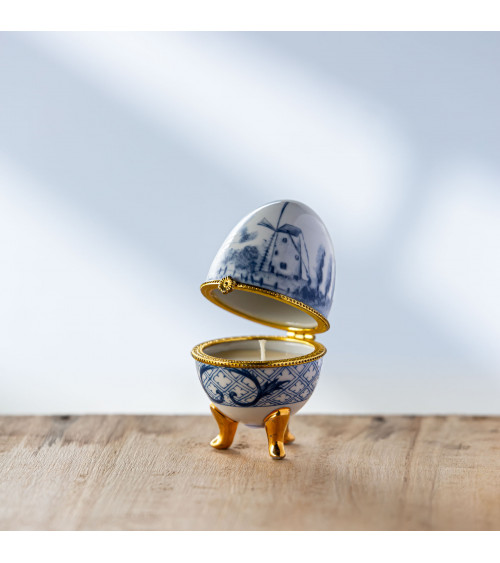 Œuf Fabergé ouvert, révélant la bougie à l'intérieur - évasion poétique.