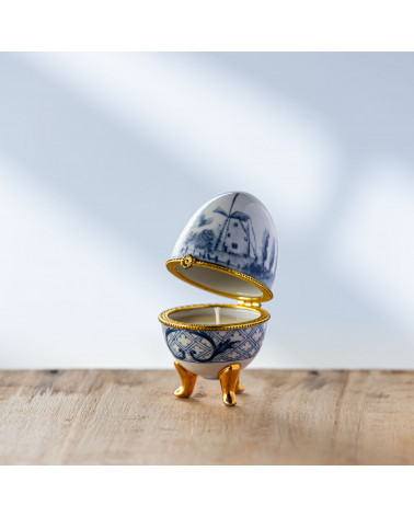 Œuf Fabergé ouvert, révélant la bougie à l'intérieur - évasion poétique.