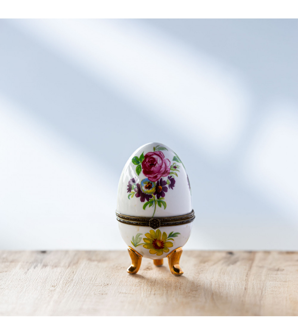 Bougie Œuf de type Fabergé avec motif floral et rose.