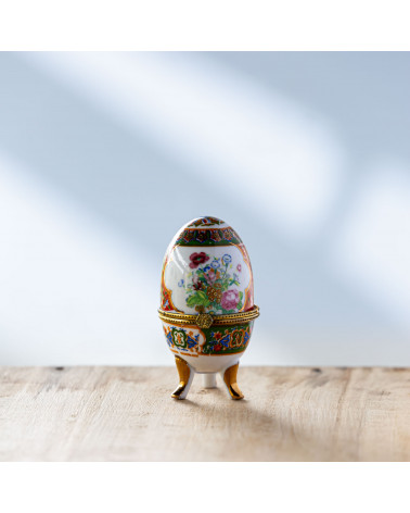 Bougie Œuf en porcelaine orné de motifs floraux colorés fermé.