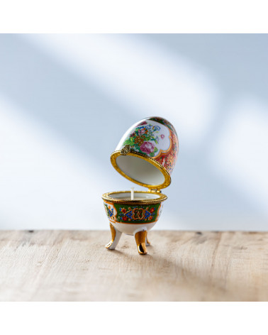 Bougie parfumée dans un œuf de porcelaine ouvert, orné de motifs floraux.