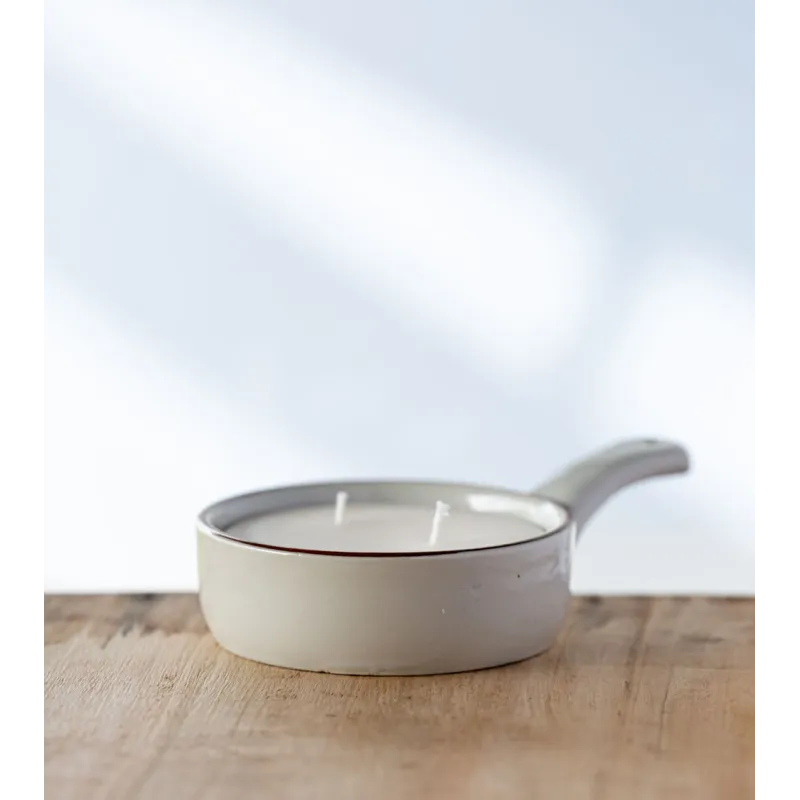 Vue latérale du poêlon upcyclé contenant la bougie