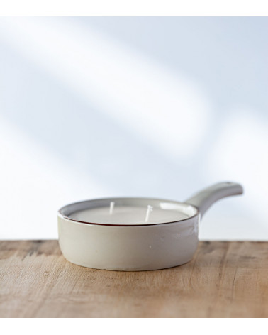 Vue latérale du poêlon upcyclé contenant la bougie