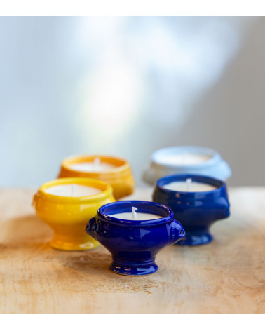 Ensemble de mini-cocottes en plusieurs couleurs avec bougies.