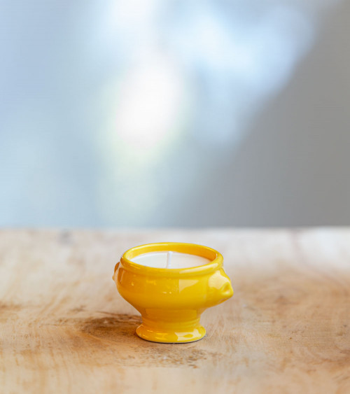 Bougie dans une mini-cocotte jaune vif pour une touche ensoleillée.