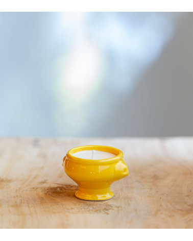 Bougie dans une mini-cocotte jaune vif pour une touche ensoleillée.