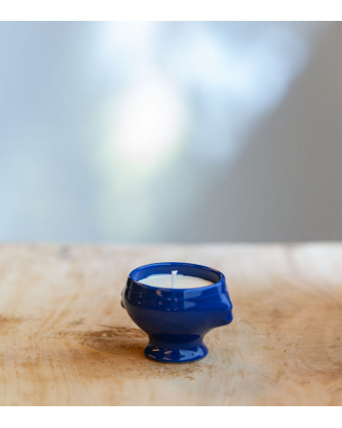 Mini-cocotte en céramique bleue avec bougie parfumée à la rose pays.