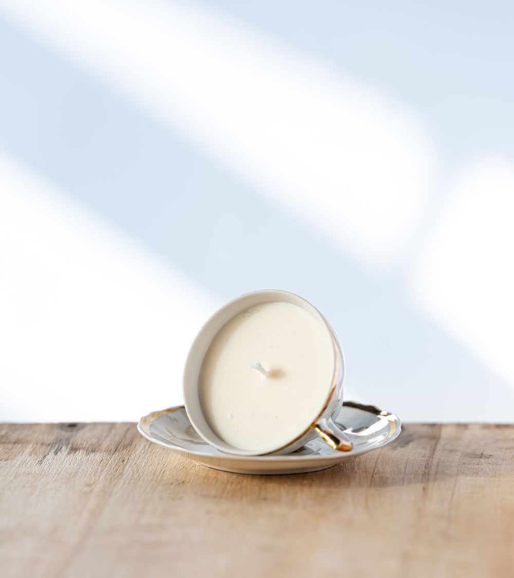 Vue de dessus de la bougie dans la tasse à café.