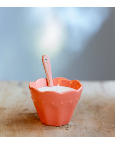 Ramequin rose avec bougie et cuillère assortie.