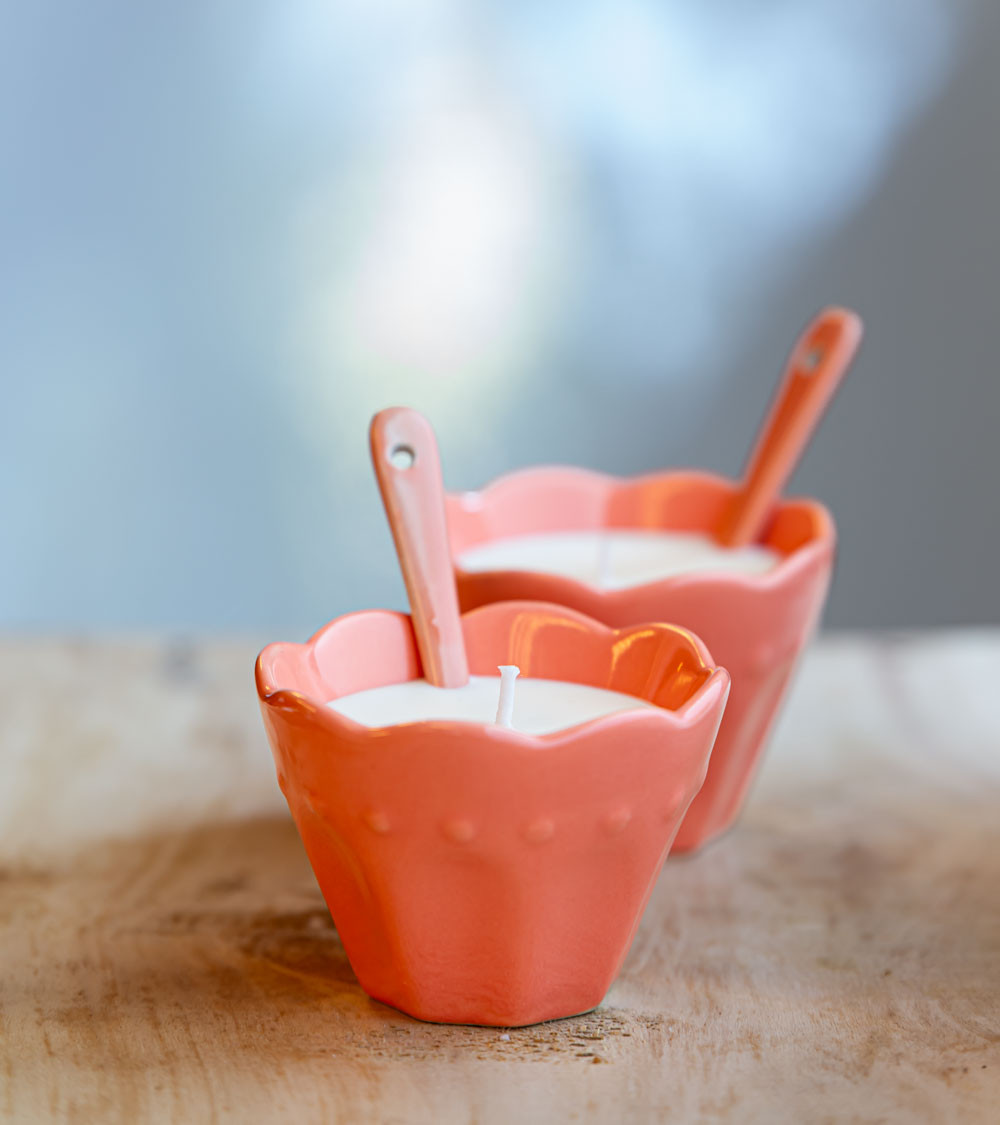 Duo de ramequins roses, avec bougies et cuillères.