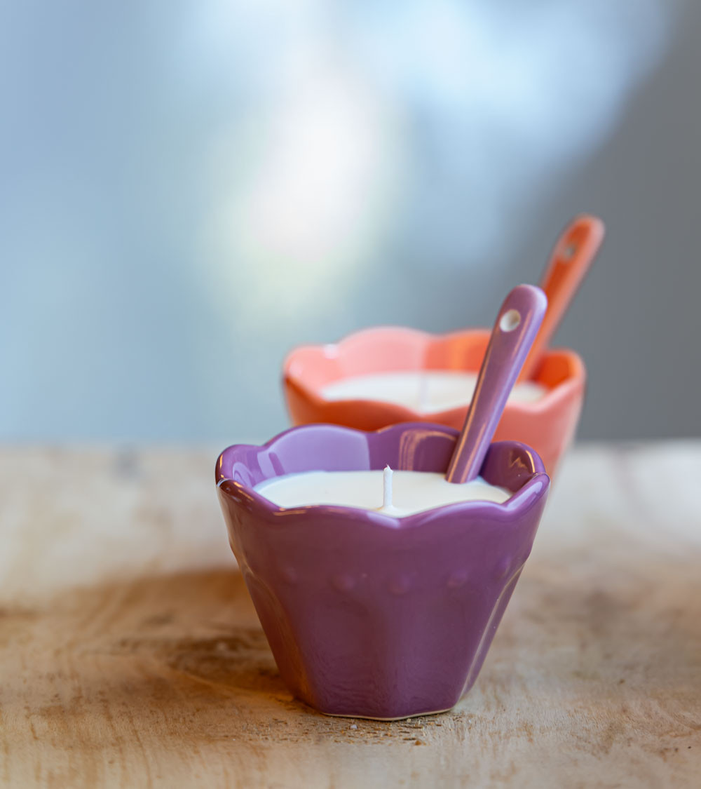 Ramequin violet avec bougie et cuillère assortie.