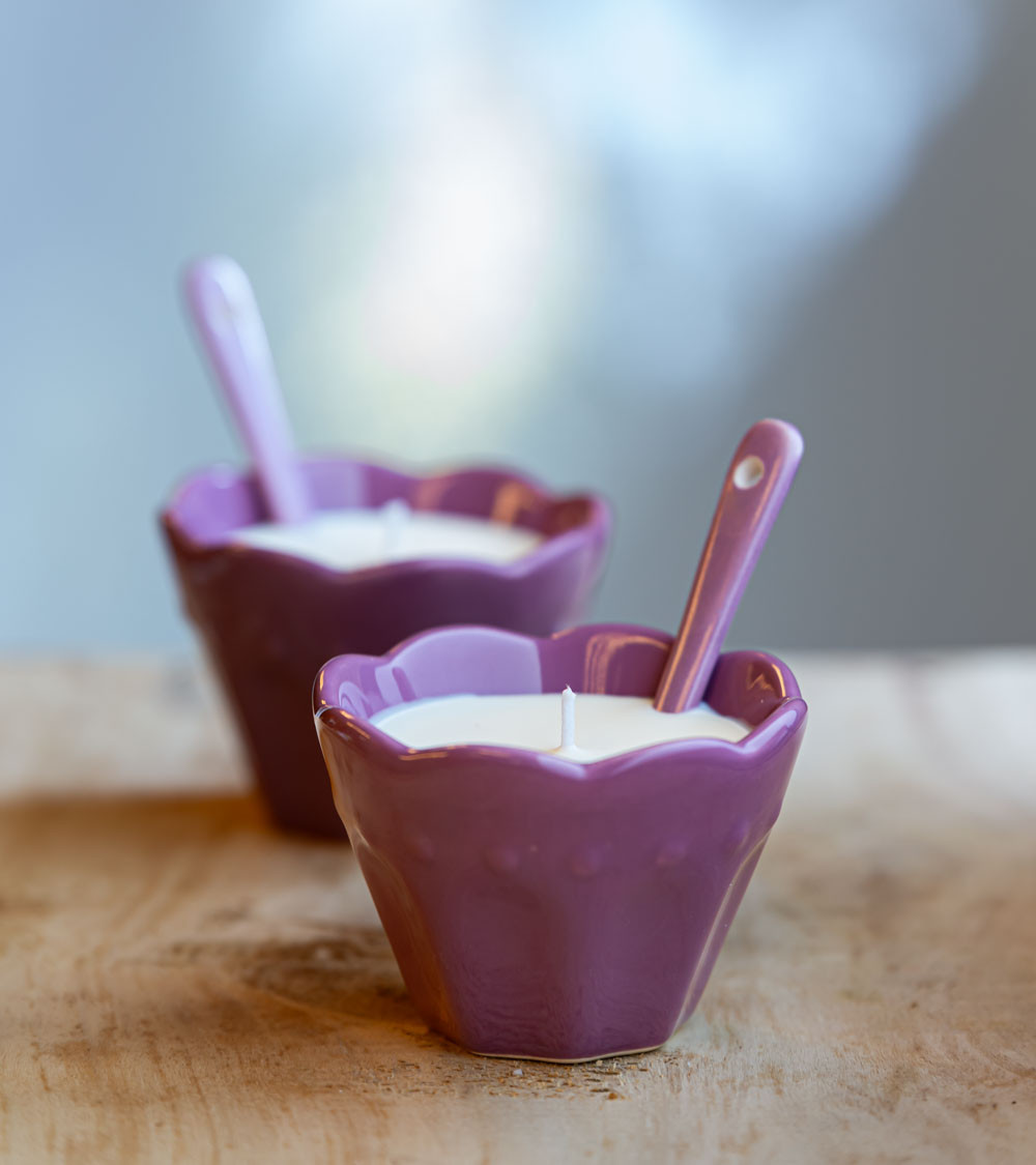 Duo de ramequins violets, bougies et cuillères assorties.