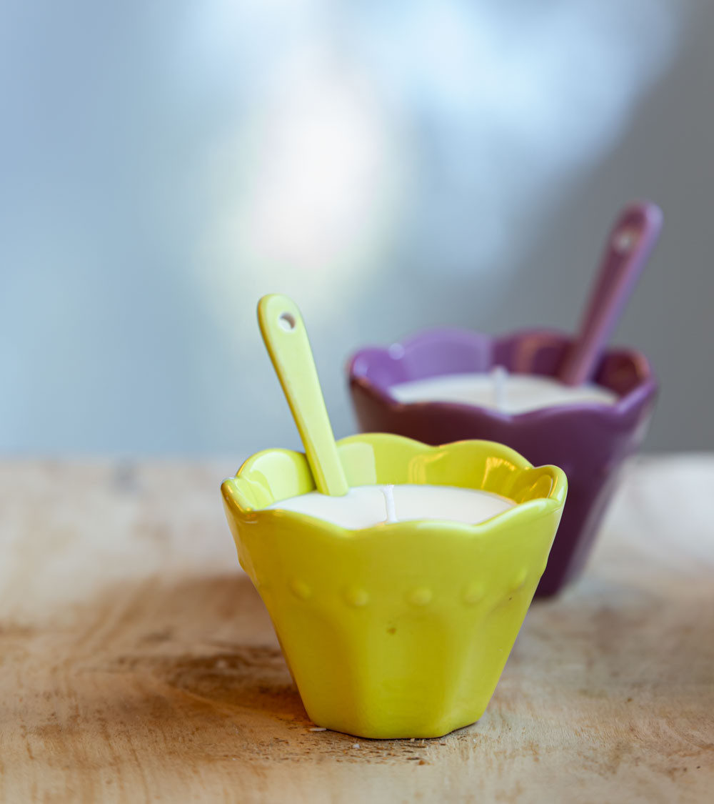 Ramequin vert avec bougie et cuillère assortie.