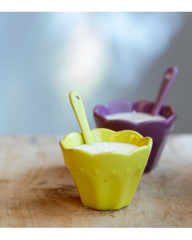 Ramequin vert avec bougie et cuillère assortie.