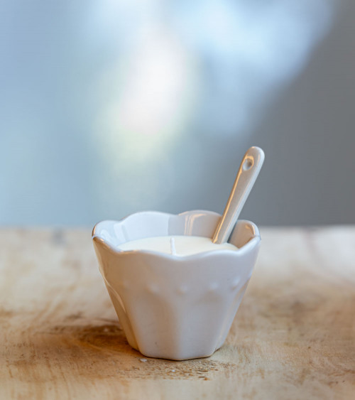 Ramequin gris avec bougie et cuillère assortie.