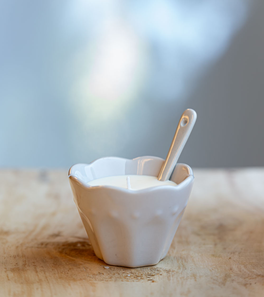 Ramequin gris avec bougie et cuillère assortie.