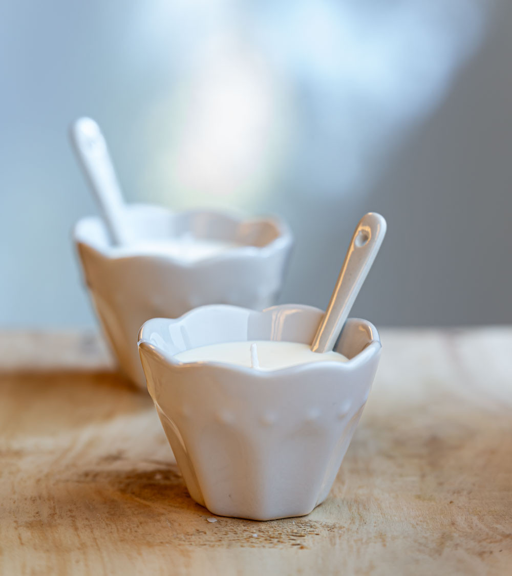 Duo de ramequins gris, avec bougies et cuillères
