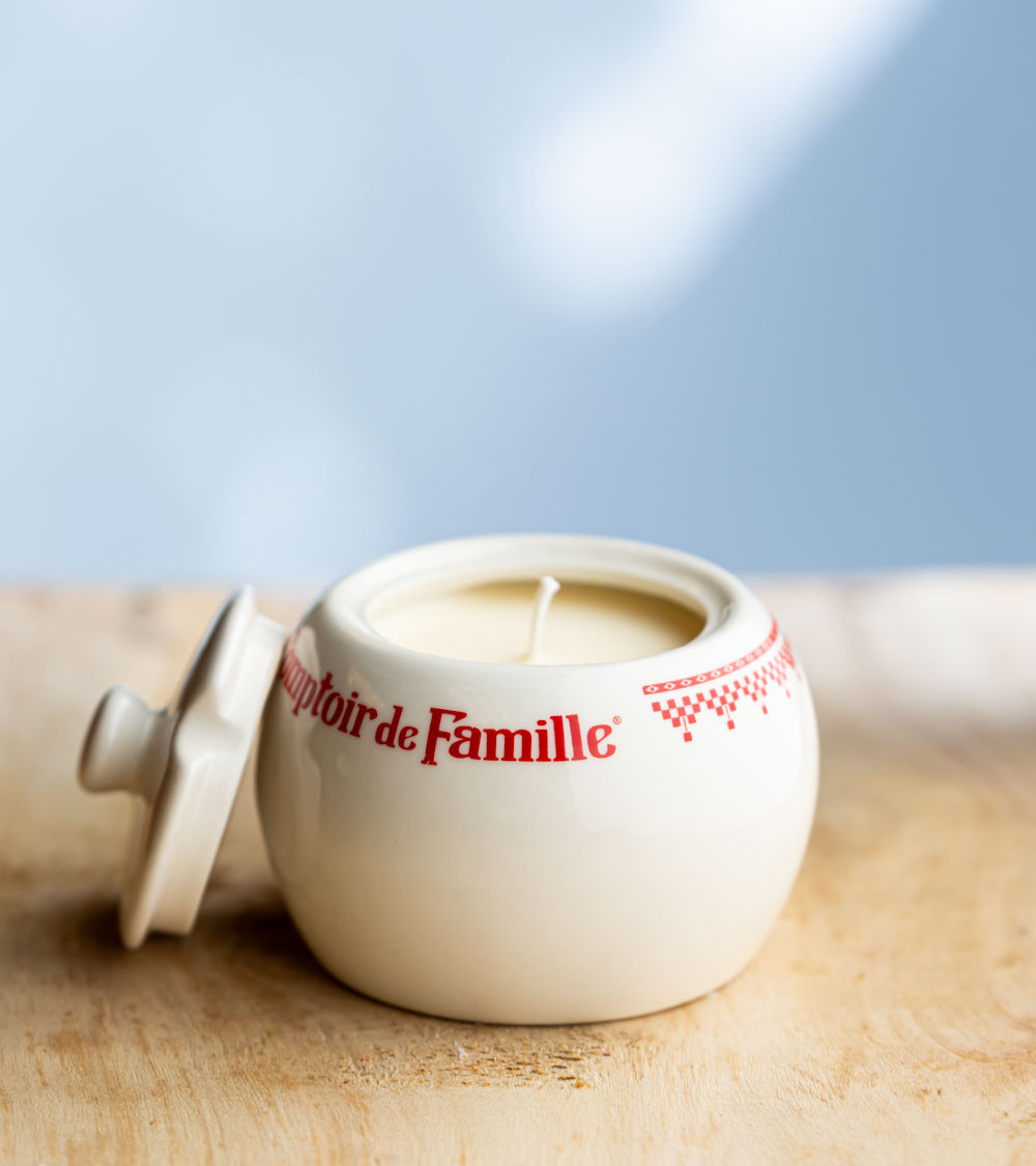 Bougie parfumée dans un pot vintage "Comptoir de Famille" avec couvercle ouvert.