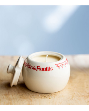 Bougie parfumée dans un pot vintage "Comptoir de Famille" avec couvercle ouvert.