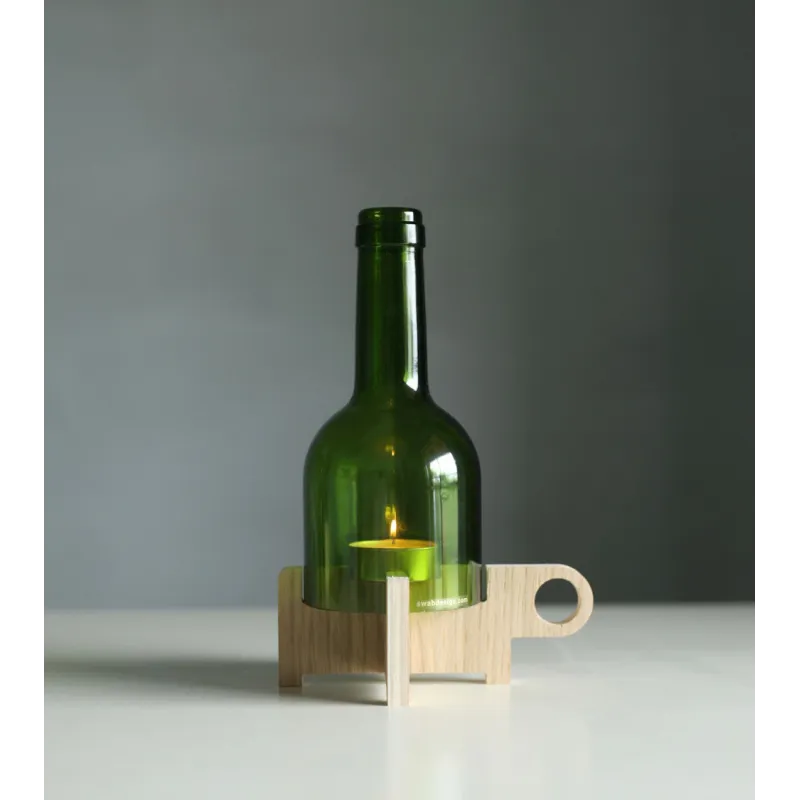 Cloche en verre positionnée sur le bougeoir en bois.