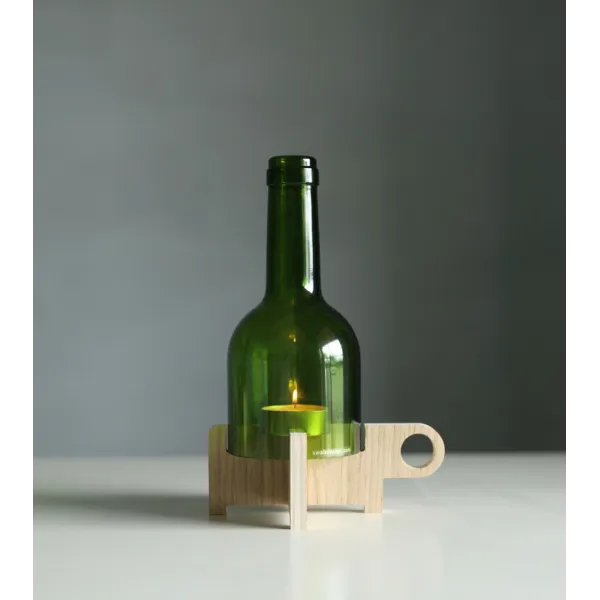 Cloche en verre positionnée sur le bougeoir en bois.