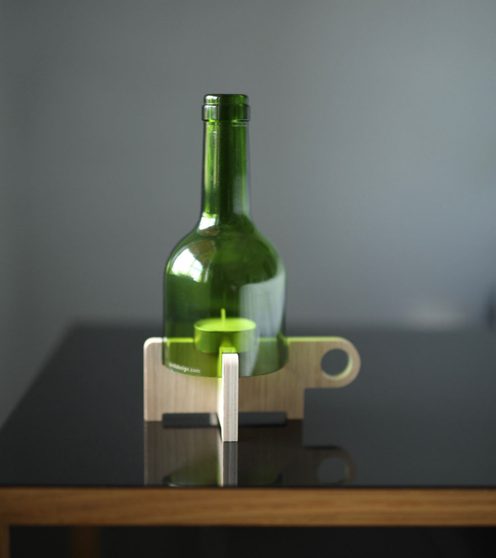 Bougeoir "BoBoBo" sur une table, lumière tamisée et élégante.