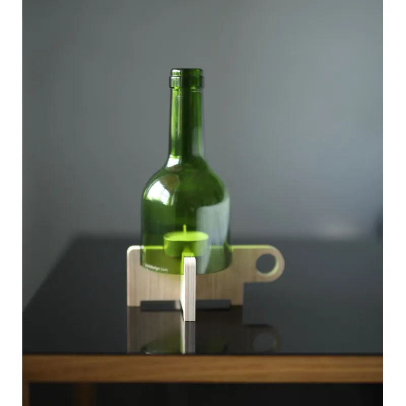 Bougeoir "BoBoBo" sur une table, lumière tamisée et élégante.