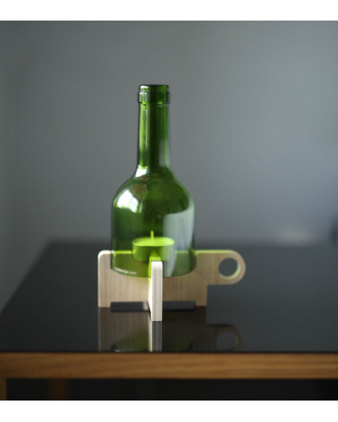 Bougeoir "BoBoBo" sur une table, lumière tamisée et élégante.