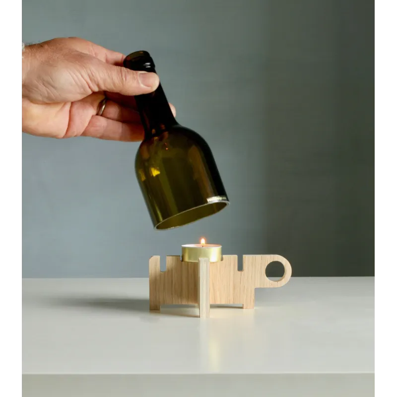 Design artisanal avec verre recyclé et bois naturel.