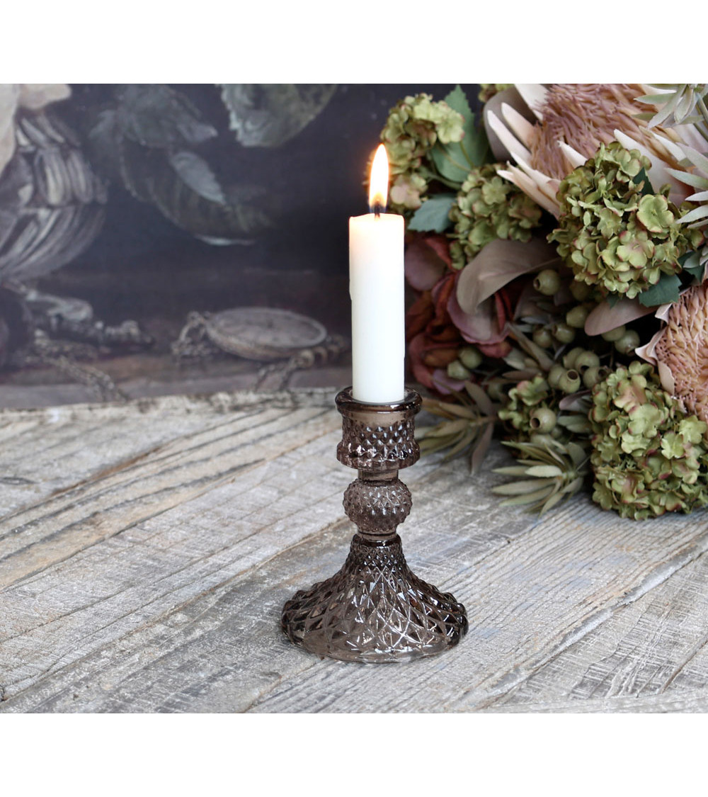 Bougeoir Mocca avec bougie blanche, ambiance florale.