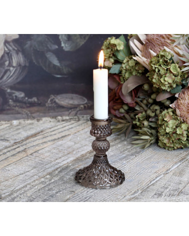 Bougeoir Mocca avec bougie blanche, ambiance florale.