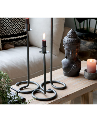 Ambiance chaleureuse avec plusieurs bougeoirs assortis