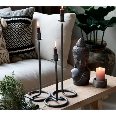 Bougeoir en fer noir antique sur table décorative