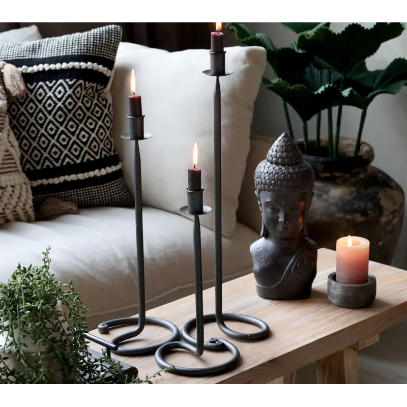 Bougeoir en fer noir antique sur table décorative