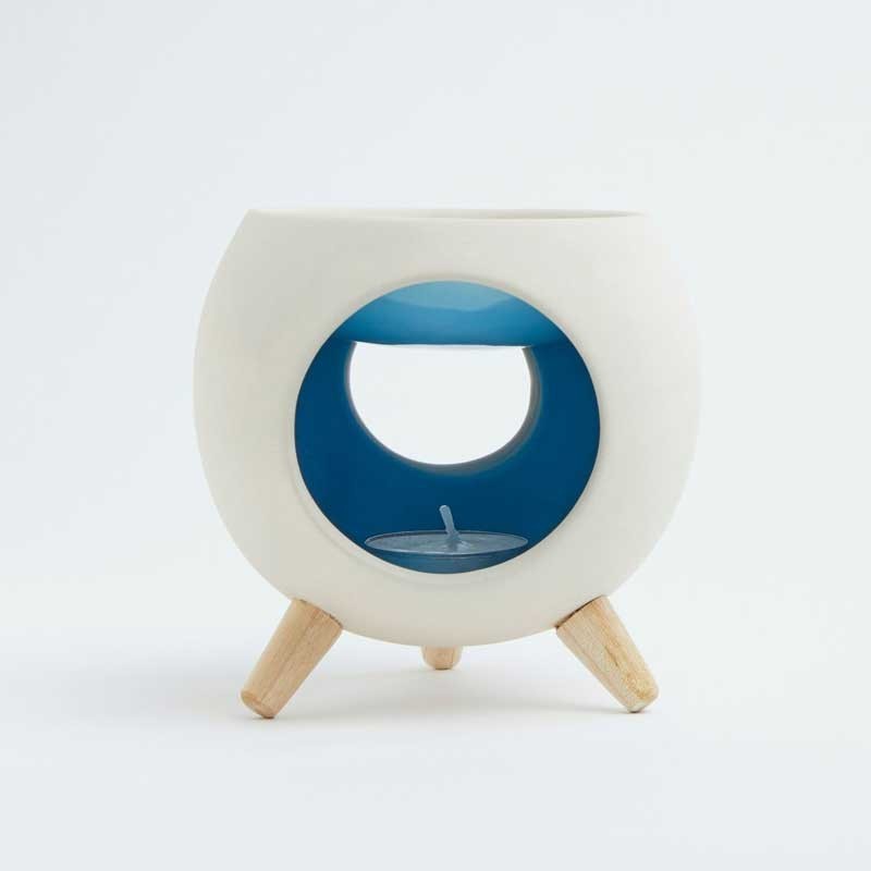 Brûleur cire parfumée ROUND BLUE en céramique blanche et intérieur bleu, sur pieds en bois