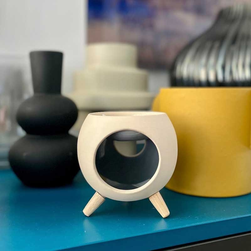 Diffuseur cire parfumée ROUNDGREY posé en décoration sur un meuble
