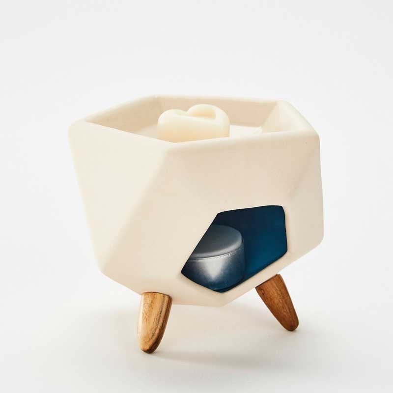 Diffuseur OCTOGO BLUE en céramique beige et intérieur bleu, forme octogonale avec pieds en bois