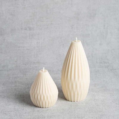 Bougie naturelle Dorine petit modèle et Dorielle grand modèle, design plissé