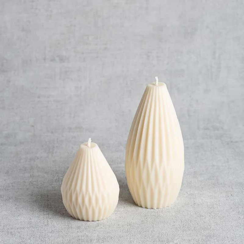 Bougie naturelle Dorine petit modèle et Dorielle grand modèle, design plissé