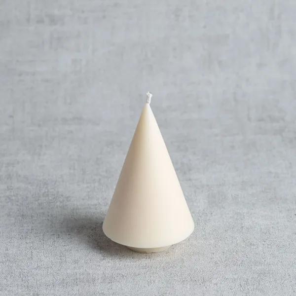 Bougie sapin minimaliste en cire végétale de colza, design conique épuré